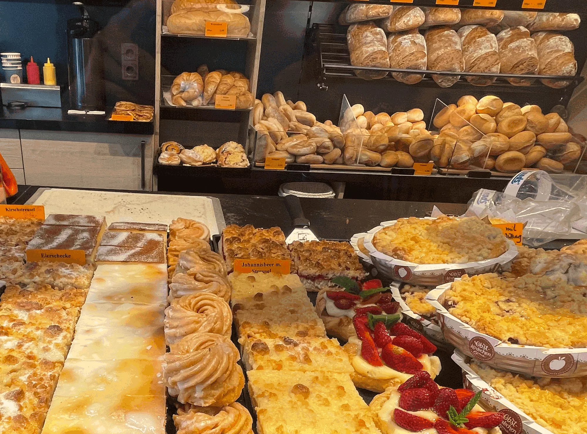 filiale-neubau-mieth-auslage-kuchen-quer